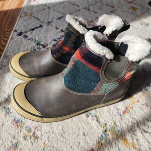 Keen Womans Plaid and Brown Boots